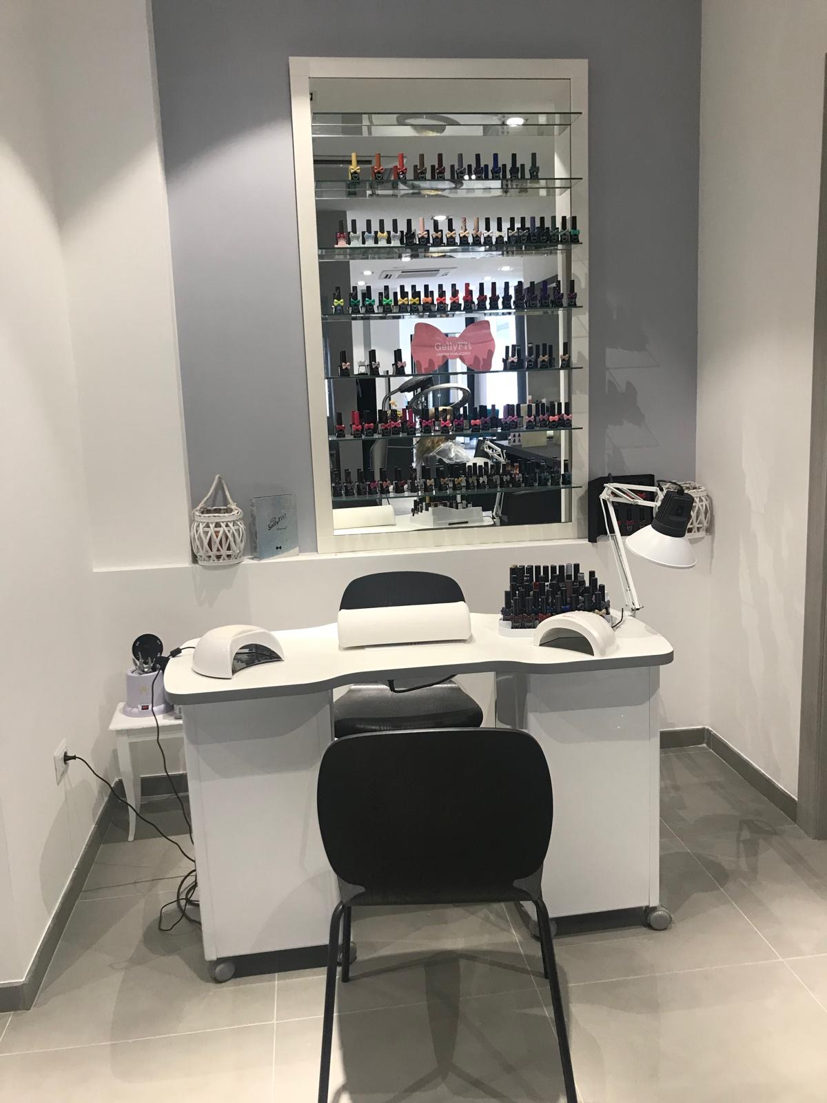 Postazione manicure del salone con esposizione smalti
