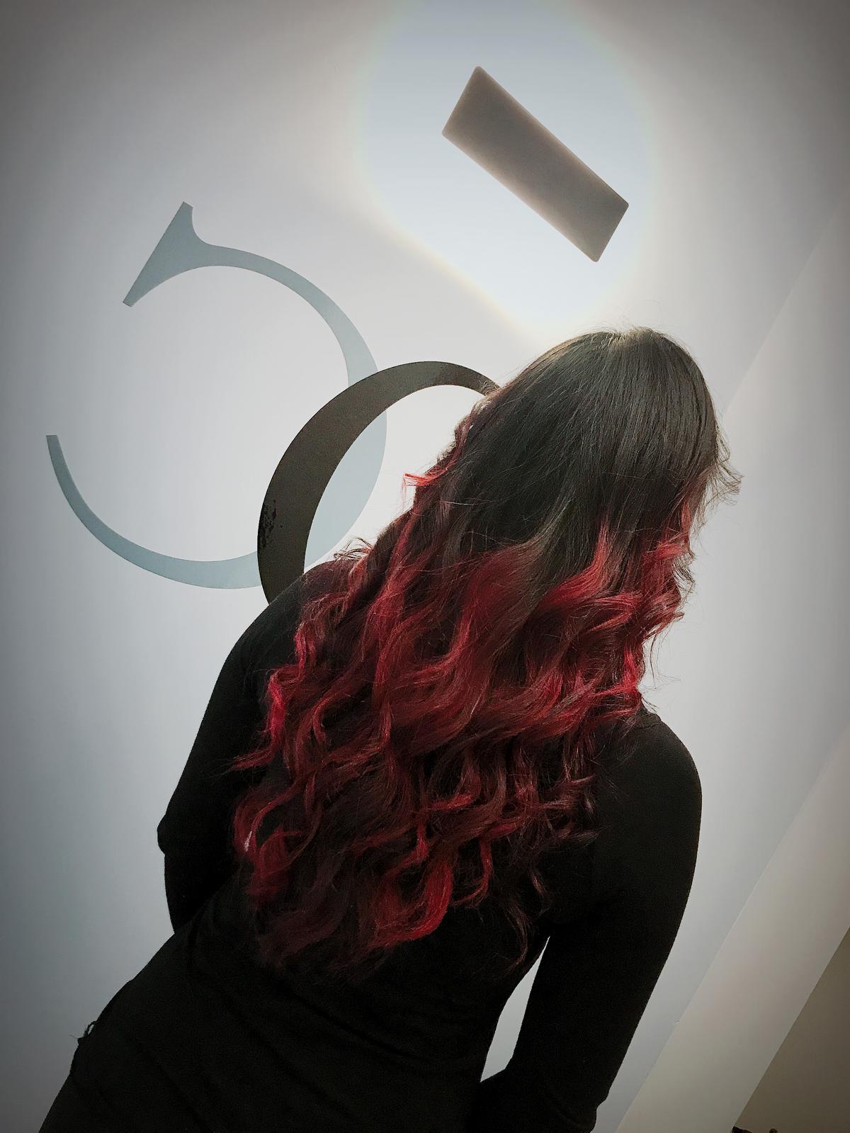 Colore rosso su base scura
