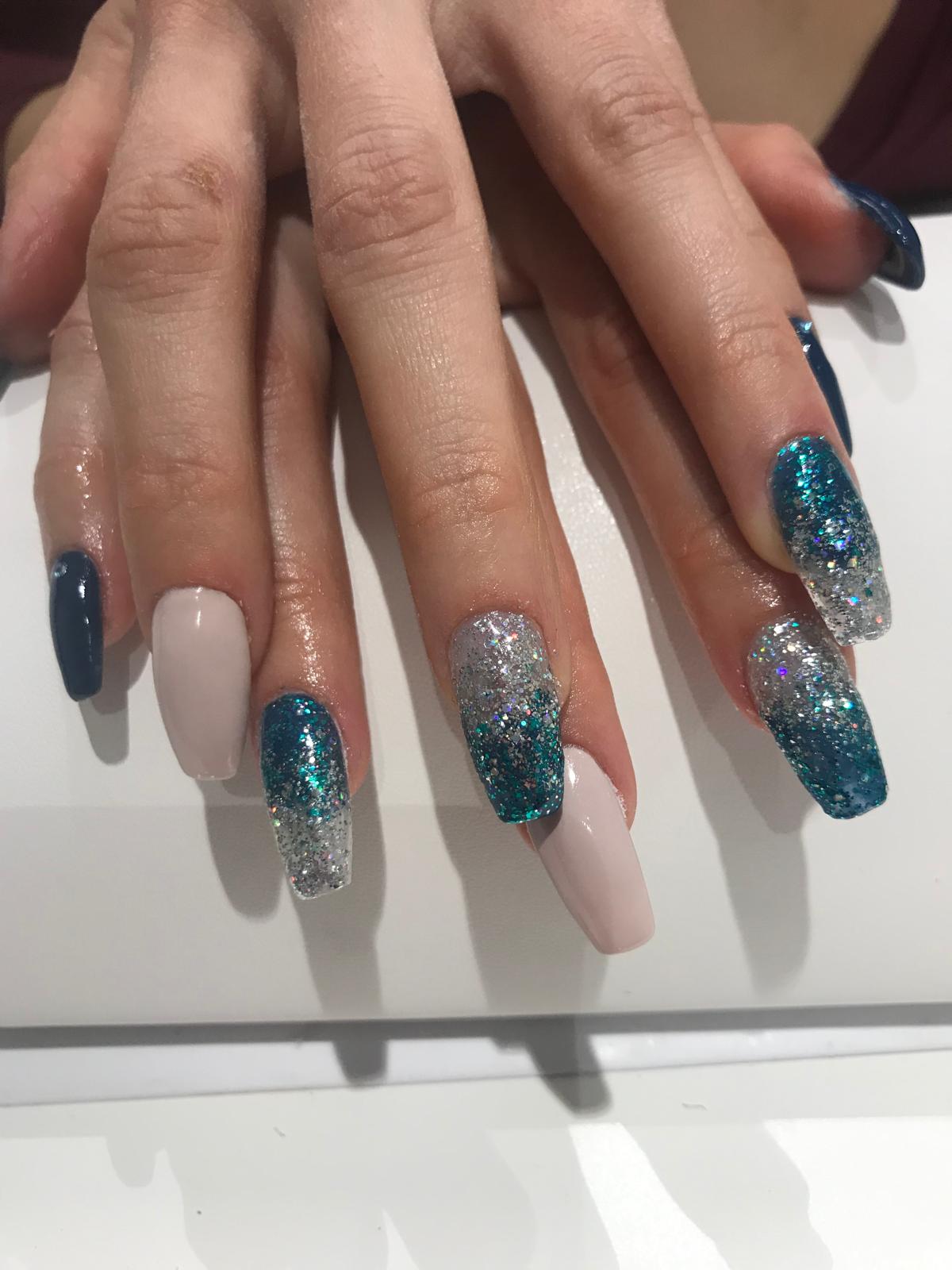 Nail art glitter blu