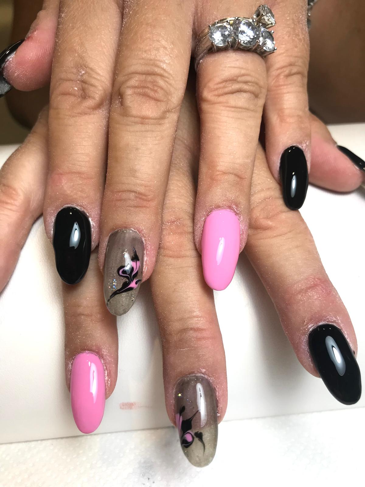 Nail art rosa e nera