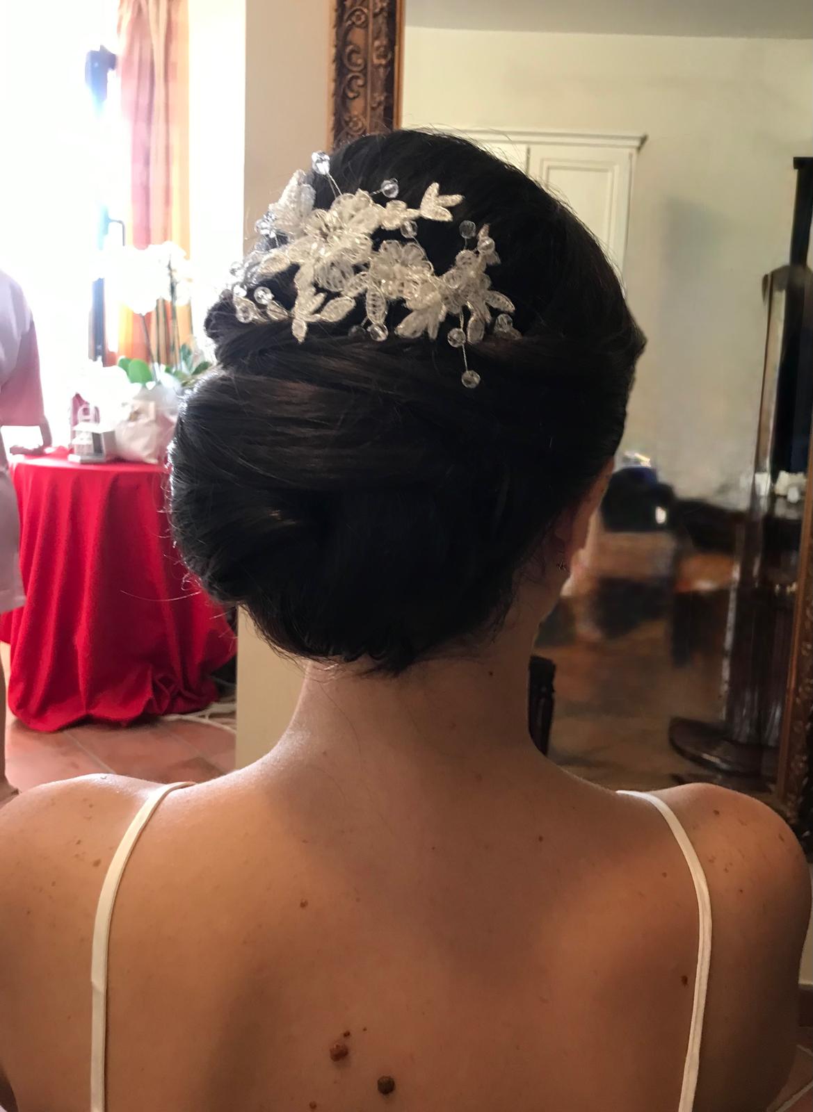 Chignon sposa con gioiello floreale